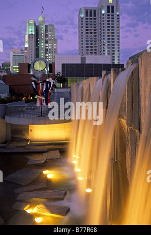 Fontaine à la tombée de Yerba Buena Gardens, San Francisco,California Banque D'Images