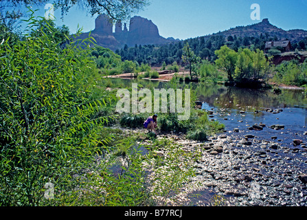 Femme agenouillée à Oak Creek dans le Red Rock State Park Arizona Sedona Banque D'Images