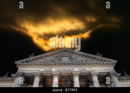 Nuages menaçants sur 'Dem lettrage DEUTSCHEN VOLKE" ou "pour le peuple allemand', sur le Reichstag, Berlin, Allemagne, Banque D'Images