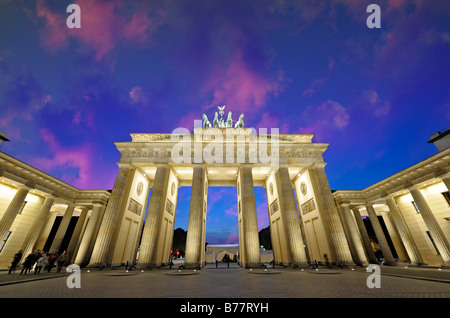 Brandenburger Tor ou Porte de Brandebourg, courts en face de ciel de nuit, Berlin, Germany, Europe Banque D'Images