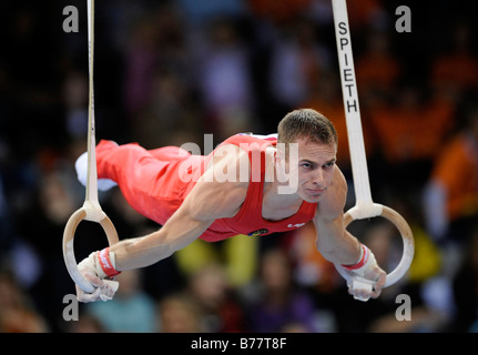 Flavius Koczi, la Roumanie, l'exécution d'une presse du corps droit sur les anneaux, Coupe du monde de gymnastique, Bade-Wurtemberg, Stuttgart 2008 Banque D'Images