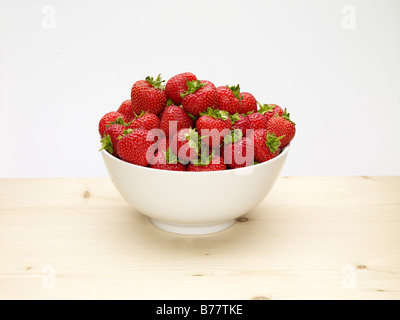 Bol blanc de fraises fraîches Banque D'Images