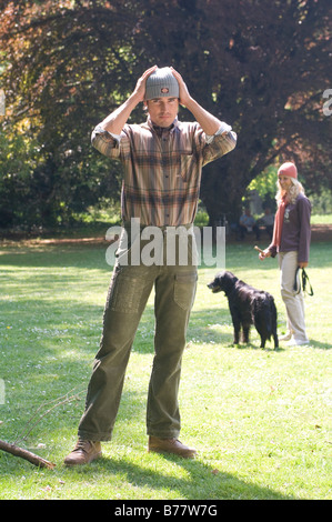 Homme avec un chien dans le parc Banque D'Images