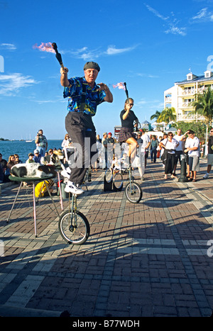 Deux artistes jongleurs sur monocycles Mallory Square Key West Florida Keys Banque D'Images