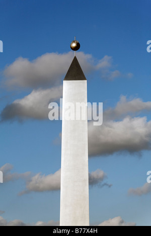 Cadran solaire, l'obélisque faite d'acier à haute teneur sur fond de ciel bleu, vue sur le terril Hoheward, ouverture, Herten, Recklin Banque D'Images