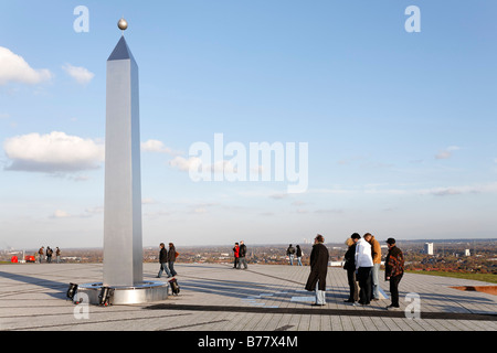 Cadran solaire, les gens en face de obelisk faite d'acier à haute teneur, monument dans l'Hoheward décharge publique, ouverture, Herten, Reckl Banque D'Images