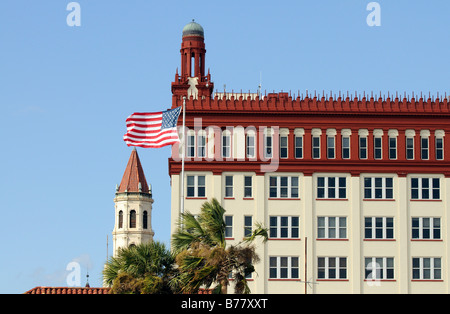 St Augustine en Floride USA Stars and Stripes flag survolant la ville historique dans le nord de la Floride Banque D'Images