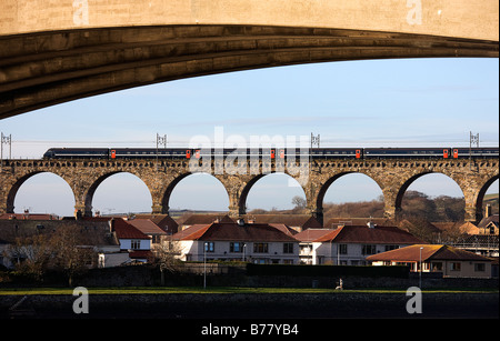 Train de quitter Carnforth station. Banque D'Images