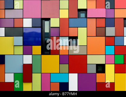 Bâtiment de couleur multi colorés comme entrée de parking couvert au parc de découverte de la synchronicité de la couleur par Margo Sawyer Banque D'Images