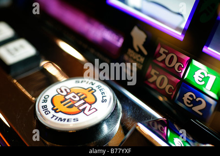 Machine à sous Casino un euro jetton coin easy spin jeux de pari d'argent roulette électronique boutique mentions légales toxicomanie habitude vérifier Banque D'Images