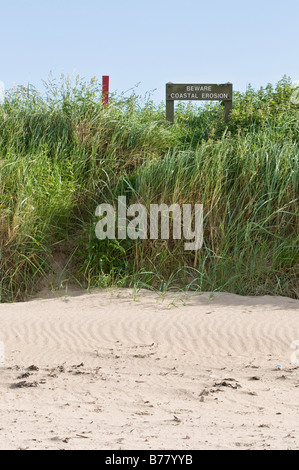 "L'érosion côtière' signe sur la plage en Ecosse. Banque D'Images