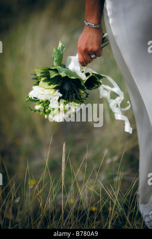 Bride Holding Bouquet Banque D'Images