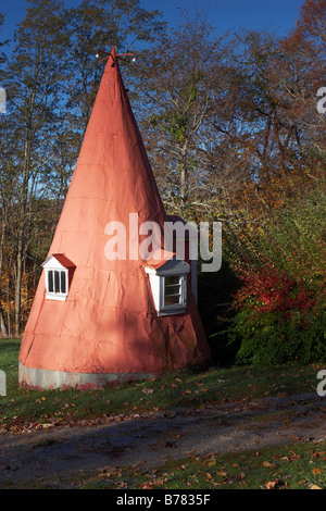 Une curieuse structure qui ressemble à un gnome house adjacent à l'entrée entrée d'une résidence Banque D'Images