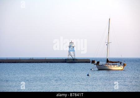 Voilier amarré dans le lac Supérieur s port Grand Marais, au Minnesota. Banque D'Images