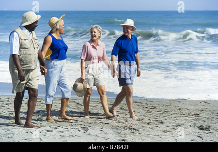 Les aînés de détente, walking on Beach, Miami Banque D'Images