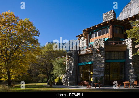 L'extérieur de l'AHWAHNEE HOTEL construit en 1925 et conçu par l'architecte Gilbert Underwood YOSEMITE NATIONAL PARK CALIFORNIA Banque D'Images