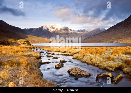 Ogwen Llyn lake, au nord du Pays de Galles. Tôt le matin, avec vue sur le mont Snowdon clairement visible dans l'arrière-plan. Banque D'Images