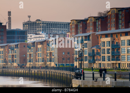 L'Angleterre, Tyne et Wear, Newcastle upon Tyne. Appartements modernes continuent d'apparaître sur la Tyne. Banque D'Images