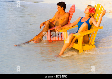 Couple on privée au au Mexique, assis dans des chaises de plage par Ocean's Edge Banque D'Images