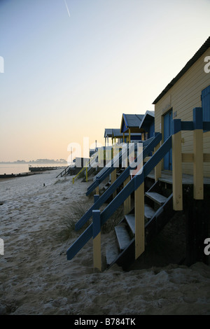 Cabines de plage sur la plage de Frosty Banque D'Images