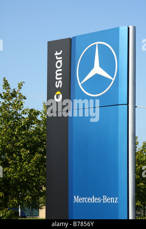Un concessionnaire Mercedes-Benz et Smart dans une ville du Royaume-Uni. Banque D'Images