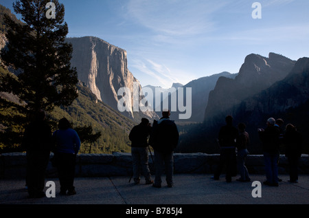 Les touristes profiter de la vue sur la vallée Yosemite montrant El Capitan et HALF DOME YOSEMITE NATIONAL PARK CALIFORNIA