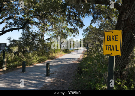 Vélo et randonnée pédestre sentier près du Ruisseau Driftwood Beach et de palourdes de pique-nique, Jekyll Island, Géorgie, USA Banque D'Images