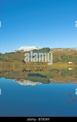 Collines couvertes de neige réfléchi sur le Loch Chon nr Stirling Trossachs District d'Aberfoyle , partie de la Loch Lomond, et le Nat Trosschs Banque D'Images