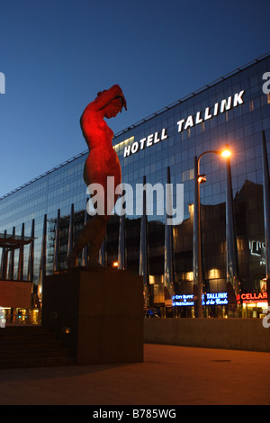 La sculpture moderne en face de l'hôtel Tallink, Tallinn, Estonie Banque D'Images