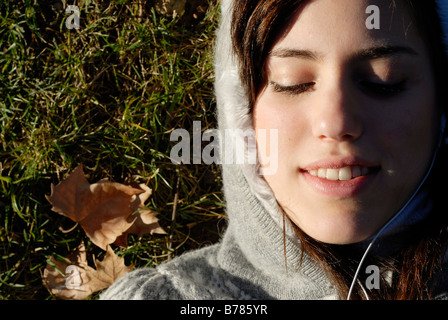 Monsieur Portrait of a cute et douce jeune fille adolescente espagnole à l'extérieur dans un parc aquatique Espagne Banque D'Images