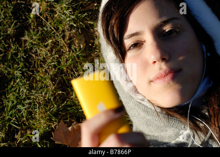 Monsieur Portrait of a cute et douce jeune fille adolescente espagnole à l'extérieur dans un parc aquatique Espagne Banque D'Images