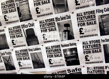 Déstockage des avis dans un magasin Woolworths de Finchley Road, London Banque D'Images