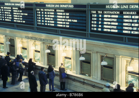 Les navetteurs achètent des billets au guichet, Grand Central terminal, NYC, 1099 Banque D'Images
