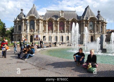 Square et fontaine en face du Palais des Beaux Arts Lille France Banque D'Images