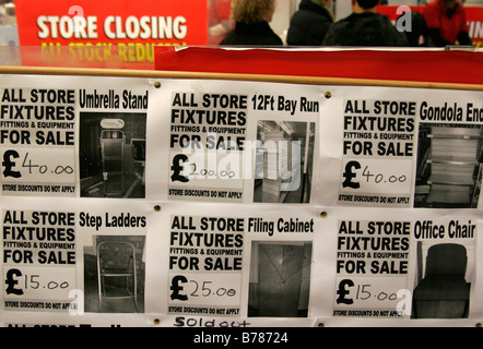 Déstockage des avis dans un magasin Woolworths de Finchley Road, London Banque D'Images