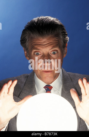 Businessman Fortune Teller et Crystal Ball Banque D'Images