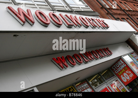 Le magasin Woolworths Swiss Cottage façade sur London Finchley Road. Banque D'Images