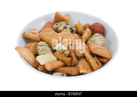 Bol de riz japonais crackers isolated on white Banque D'Images