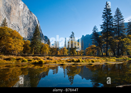 EL CAPITAN s'élève au-dessus de la rivière Merced au cours de l'automne YOSEMITE NATIONAL PARK CALIFORNIA Banque D'Images