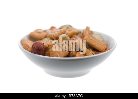 Bol de riz japonais crackers isolated on white Banque D'Images