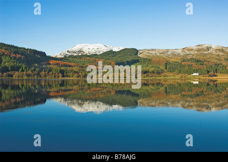 Collines couvertes de neige réfléchi sur le Loch Chon nr Stirling Trossachs District d'Aberfoyle , partie de la Loch Lomond, et le Nat Trosschs Banque D'Images