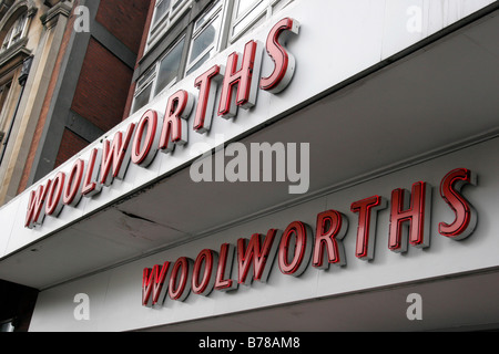 Le magasin Woolworths Swiss Cottage façade sur London Finchley Road. Banque D'Images