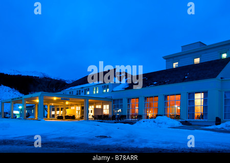 Mammoth Hot Springs Hotel, au crépuscule, en hiver, Mammoth Hot Springs, Parc National de Yellowstone, Wyoming. Banque D'Images