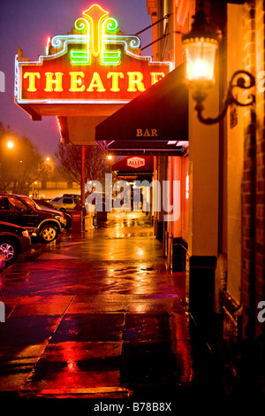 L'Sebastiani Theatre à Sonoma, Californie sur une nuit pluvieuse. Banque D'Images