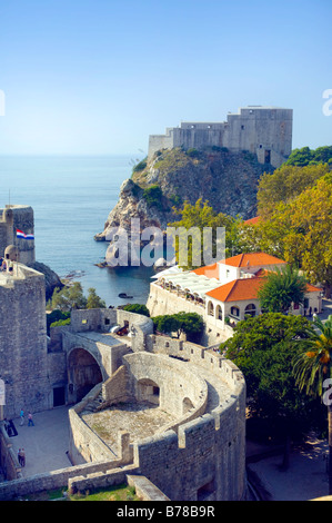 Vue sur les murs et remparts de la vieille ville de Dubrovnik Croatie Banque D'Images