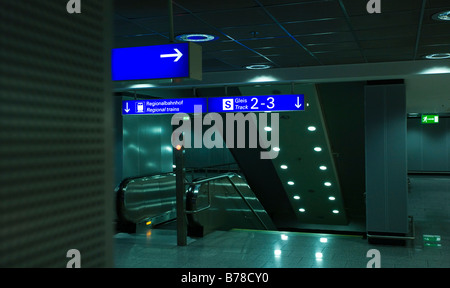 Repères dans le sous-sol de l'aéroport de Frankfurt, Frankfurt am Main, Hesse, Germany, Europe Banque D'Images