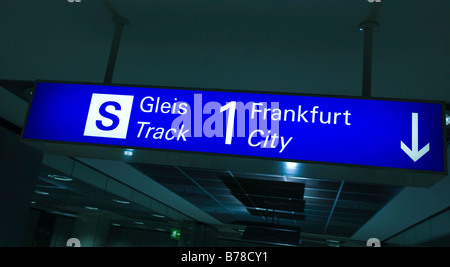 Repères dans le sous-sol de l'aéroport de Frankfurt, Frankfurt am Main, Hesse, Germany, Europe Banque D'Images