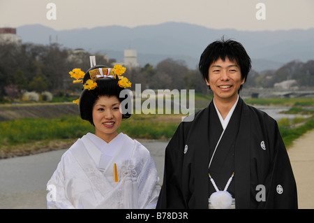 Mariage traditionnel japonais couple wearing kimonos, mariée avec mariage Coiffure, sur la rivière Kamigamo, Kyoto, Japon, Asie Banque D'Images