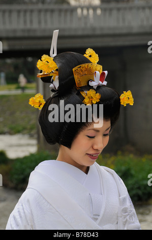 Mariée de porter un kimono de mariage, coiffure de mariage traditionnel japonais, le Japon, l'Asie Banque D'Images