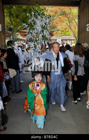 Les participants à la procession en costume traditionnel entrant dans le lieu de culte, lieu de culte Matsuri Festival de l'Matsuo Taisha, Shinto, K Banque D'Images